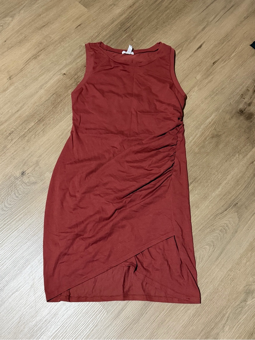 Leith Sleeveless Ruched Mini Dress in Rust